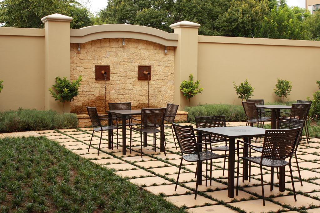 Faircity Grosvenor Gardens Pretoria-Noord Restoran fotoğraf